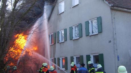Mit vereinten Kräften löschten die Feuerwehrleute aus Haselbach, Eppishausen, Kirchheim, Thannhausen und Bayersried den Brand einer Garage in Haselbach. Verletzt wurde niemand. 
