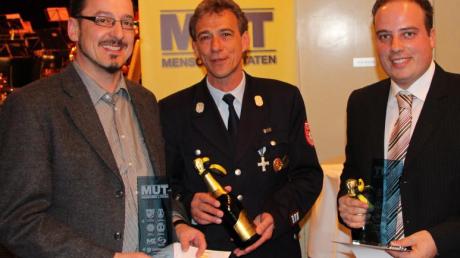 Norbert Schuster und Michael Datzer mit Feuerwehrkommandant Wolfgang Heimpel
