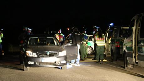 Ein Treffen von Rechtsradikalen in Apfeltrach bei Mindelheim (Unterallgäu) hat am Samstagabend für einen Großeinsatz der Polizei gesorgt.