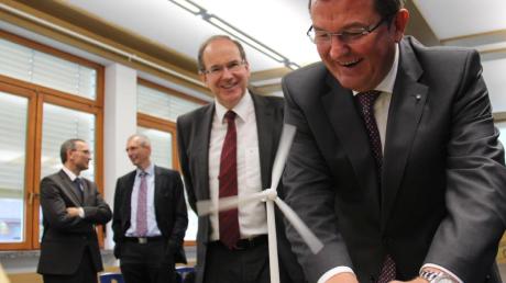 Sichtlich Spaß hatte Wirtschaftsstaatssekretär Franz Josef Pschierer am Modell-Windrad. Hinter ihm steht Markus Anselment von der IHK. 
