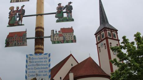 Auch der Trachtenverein „D’Mindeltaler“ ist mit seinem Maibaum in Mindelheim in der Spitzengruppe des Maibaumwettbewerbs vertreten.