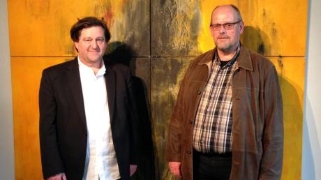 Künstler Martin Widl (links) und Laudator Wilfried Brenner (rechts) haben die Ausstellung im Landratsamt eröffnet. 
