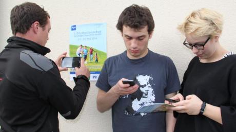 Die ersten Nutzer testen die neue Gesundheitswochen-App auf ihren Smartphones.