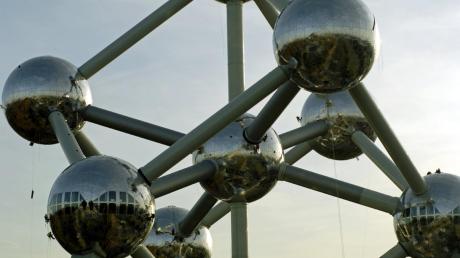 Das Atomium steht seit 1958 in Brüssel. Es wurde als Symbol für die friedliche Nutzung der Atomenergie entworfen und gilt heute als eines der Wahrzeichen der Europäischen Union.  
