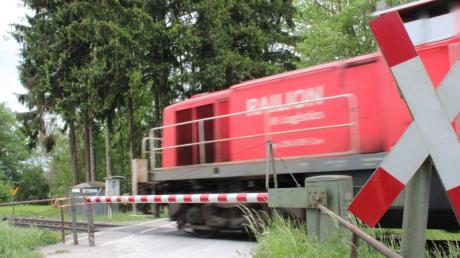 Der bestehende, höhengleiche Bahnübergang muss in Sachen Sicherheit fit gemacht werden für die Elektrifizierung der Strecke München-Zürich.  
