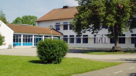 An der Ettringer Schule gab es in den 70er Jahren bereits schon einmal einen Verkehrsgarten (Bild links). Wohl eine der schönsten Jugendverkehrsschulplätze besitzt Aichach-Friedberg. Diese moderne Anlage hat aber auch 600000 Euro gekostet.  
