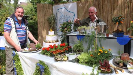 Die Wörishofer Köche mit Peter Ostenried (links) servieren zur Ausstellung „Blumenlust statt Alltagsfrust“ ein duftendes Blumenbuffet 