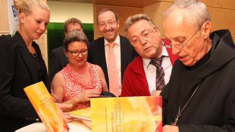 Nach dem Vortrag in Pfaffenhausen erfüllte Abtprimas Notker Wolf (rechts) gerne die Autogrammwünsche der Gäste. Bankvorstand Hermann Kerler (3. von rechts) freute sich, dass die Rede des Kirchenmannes so gut ankam. 
