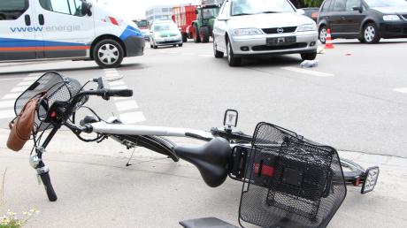 Am 7. Juli war die 86-jährige Frau aus Mindelheim in der Allgäuer Straße mit ihrem E-Bike von einem Pkw erfasst worden. Ihren schweren Verletztungen ist sie zwischenzeitlich erlegen. 