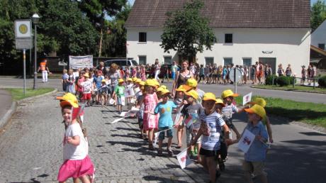 Mit einem Fest für das ganze Dorf feierten die Grundschule Wiedergeltingen und die Kita St. Nikolaus das 20-jährige Bestehen.  
