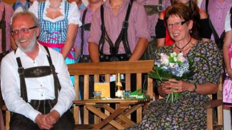Lehrer Harald Schmidt bekam eine Ruhebank zum Abschied und musste gleich auf der Bühne mit seiner Frau schon einmal probesitzen.