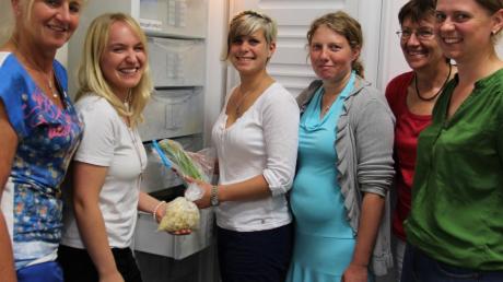 Studierende der Landwirtschaftsschule haben ein Projekt zum Thema Tiefkühlen gestartet: (von links) Michaela Gasteiger, Margit Trommer, Bettina Riedele, Daniela Koch, Ursula Bronner (Landwirtschaftsamt) und Simone Riechert. 
