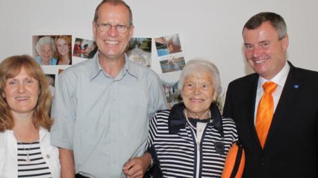 Jubilarin Emma Lindenmayr mit Theresa und Alfons Graf (von links) sowie Bürgermeister Paul Gruschka.  
