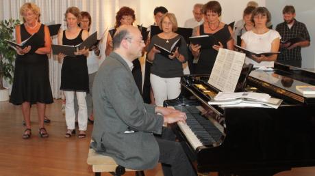 Seit 2007 dirigiert Markus Felser das Vocal Ensemble Mindelheim und begleitet es am Keyboard – oder wie hier beim Konzert im Silvestersaal – am Steinway-Flügel. 
