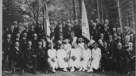 Dieses Bild entstand beim 50-jährigen Jubiläum des Vereins 1924. Zu sehen sind neben den Fahnenjungfern, der Fahne des Patenvereins aus Türkheim und die Vereinsfahne (rechts), Honoratioren aus Türkheim und Wiedergeltingen.  
