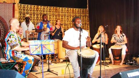 Die Stimmung beim Afrikafestival in Rammingen ist immer außergewöhnlich. In Trommelworkshops können die Gäste auch viel lernen.  
