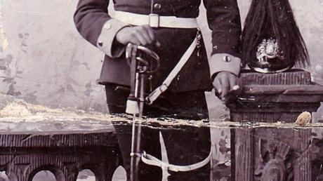 Stolz zeigt sich Unteroffizier Christian Lutz aus Pfaffenhausen noch in Friedenszeiten in Uniform. Er musste bereits am 2. August 1914 einrücken und fiel schon nach kurzer Zeit in Frankreich. 
