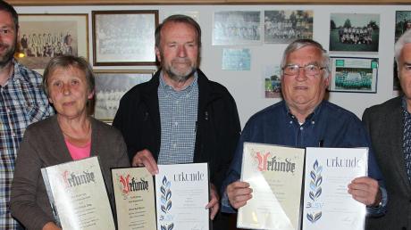 Bei der Jahresversammlung des TSV Pfaffenhausen wurden treue Mitglieder geehrt. Das Bild zeigt (von links): Vorsitzenden Thomas Leinauer, Heidi Ditz (40 Jahre dabei), Karl Bauer und Josef Hölzle (60 Jahre) sowie Uli Theophiel, den Kreisvorsitzenden des BLSV. 
