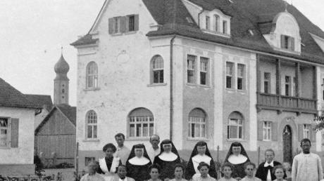 Das Distriktkrankenhaus Pfaffenhausen wurde 1910 eröffnet und 1974 geschlossen. Die etwa 90 Jahre alte Aufnahme zeigt die damaligen Patienten mit dem Personal.