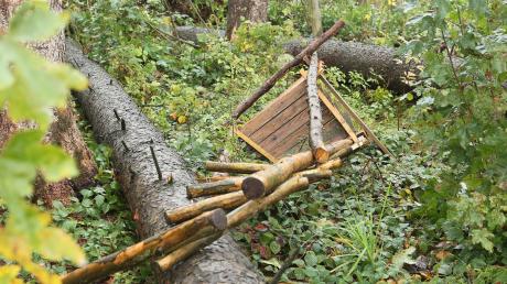Dem Sturm fielen nicht nur Bäume und Stromleitungen zum Opfer, sondern auch dieser Jägerstand bei Pfaffenhausen 
