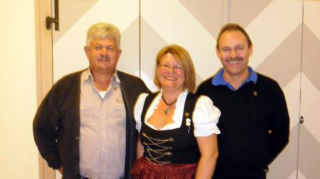 Bei seiner Generalversammlung hat der Schützenverein Frohsinn Schöneberg langjährige Mitglieder geehrt. Das Bild zeigt die Vorsitzende Diana Suiter mit Georg Schneider (Gold, links) und Alfons Suiter (Bronze). Die übrigen Geehrten waren verhindert. 

