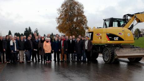 Der Kreis- und Bauausschuss schaute sich alle derzeit laufenden Baumaßnahmen im Landkreis Unterallgäu an. Im Bild begutachten die Räte die fast fertiggestellte Baumaßnahme der MN 2 zwischen Amberg und Türkheim.  
