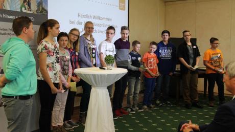 Die 13-15-jährigen Teilnehmer des ersten Hightech-live!-Camps, bei der Abschlusspräsentation in Pfaffenhausen in den Räumen von RAICO.