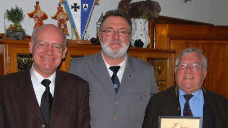 Willi Moser, der Vorsitzende des Veteranen- und Soldatenvereins Pfaffenhausen (Mitte), ernannte Michael Ripke (links) und Josef Hölzle zu Ehrenmitgliedern. 
