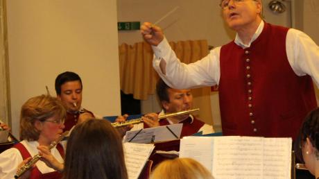 Dirigent Stefan Tarkövi hatte mit seinen Musiker ein abwechslungsreiches Programm für das Jahreskonzert in Kirchheim einstudiert.