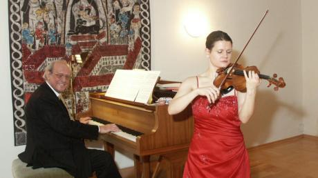 Dietmar Gräf hat Viktoria Kaunzner aus Südkorea zu einem Meisterkonzert nach Bad Wörishofen gelotst.  
