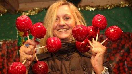 Schon seit 24 Jahren verkauft Ingrid Perz süße Liebesäpfel und Schokofrüchte auf dem Mindelheimer Weihnachtsmarkt. Sie würde gerne vom Kirch- auf den Marienplatz umziehen.