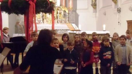 Großer Auftritt für die Musikschüler aus Bad Wörishofen: Beim Adventskonzert in St. Justina sangen sie mit den Zuhörern.  
