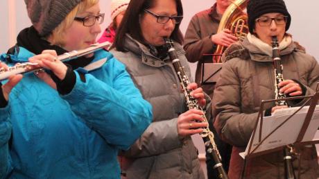 Die Musiker aus Apfeltrach sorgten mit ihren Liedern dafür, dass den Besuchern auch bei Kälte warm ums Herz wurde. 