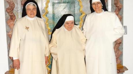 Schwester Martina feierte in Bad Wörishofen die Goldene Profess. Mit ihr freuten sich Subpriorin Johanna Lackmaier und Franziska Brenner, die Priorin des Dominikanerinnenklosters in Bad Wörishofen.  
