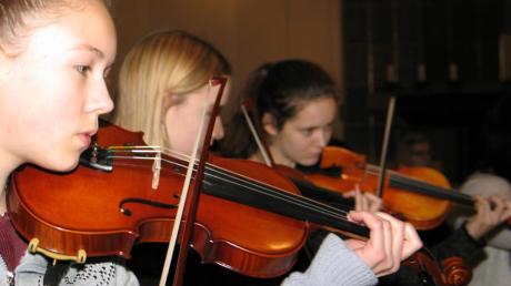 Einfühlsam strichen Julia Streitel, Julia Abt und Anna-Sophia Schneider den „Winter“ von Antonio Vivaldi. 
