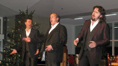 Die „Jungen Tenöre“ Hans Hitzeroth, Hubert Schmid und Ilja Martin (von links) begeisterten die Zuhörer in der Mindelheimer Sparkasse. Sie sangen nicht nur Klassiches, sondern trugen auch humorige Adventstexte vor. 
