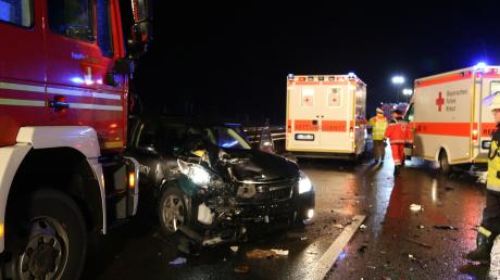 Auf der A 96 zwischen den Anschlussstellen Bad Wörishofen und Buchloe hat sich ein Unfall mit fünf beteiligten Fahrzeugen ereignet.