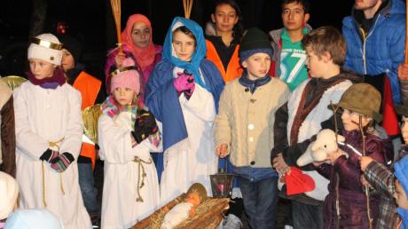 Eine Fackelwanderung und das Krippenspiel der Kinder aus Irsingen waren zwei Höhepunkte bei der Weihnachtsfeier im Asylheim Jägersruh. 
