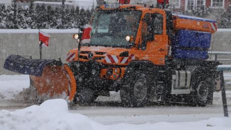 Die Schneepflüge der Gemeinden und des Kreisbauhofes halten die Straßen so schneefrei wie möglich.  
