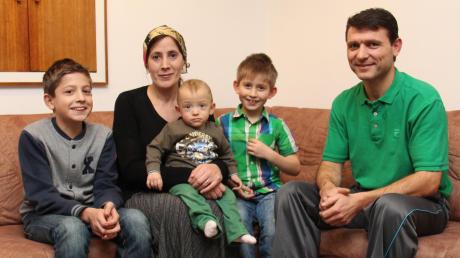Familie Abouev hat Mindelheim zur zweiten Heimat gemacht. Damals, im September 2003 waren die Abouevs aus Tschetschenien die ersten Flüchtlinge in Mindelheim im Mayenbad. Das Foto zeigt von links: Mohmed, Mutter Zarita mit Adam, Murad und Vater Aslanbek Abouev. 