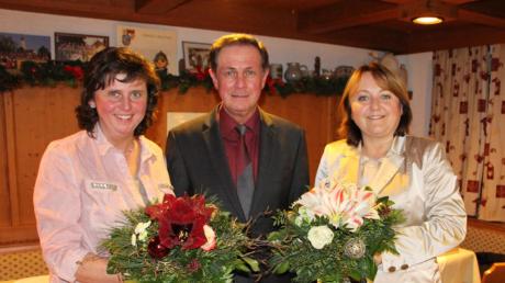 Bei der Jahresschlusssitzung der Gemeinde Kammlach bedankte sich Bürgermeister Josef Steidele bei Protokollführerin Marianne Wörz (links) und seiner Stellvertreterin Birgit Steudter-Adl Amini für ihren Einsatz.