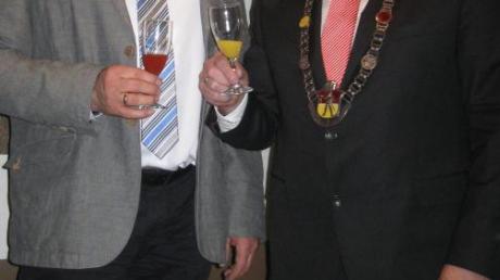 Kirchheims Bürgermeister Hermann Lochbronner (rechts) und sein Stellvertreter Werner Welser stoßen auf das neue Jahr an. 
