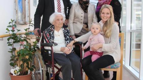 Zum 102. Geburtstag gratulierten Anna Bonk (von links) Bürgermeister Sebastian Seemüller, die stellvertretende Landrätin Marlene Preißinger, Nicole Dübbel vom Pflegedomizil Dübbel, Urenkelin Emma-Sofie Bonk und Enkelin Lisa Bonk.  
