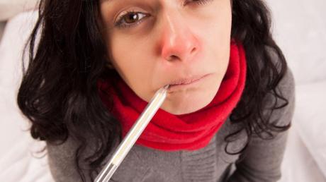 Grippe und Erkältung sind nicht schön. Fieber zu haben, macht auch keinen Spaß. Die erhöhte Temperatur sei aber eine Maßnahme des Körpers, die Viren zu bekämpfen, erklärt ein Experte des Gesundheitsamts. 
