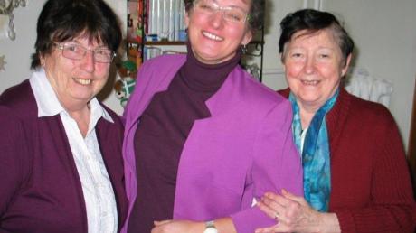 In die Mitte genommen wurde Ottilia Trommer, die neue Bezirksleiterin des katholischen Deutschen Frauenbundes, von ihren Vorgängerinnen Walfriede Schwele (links) und Irmgard Trautmann (rechts).  
