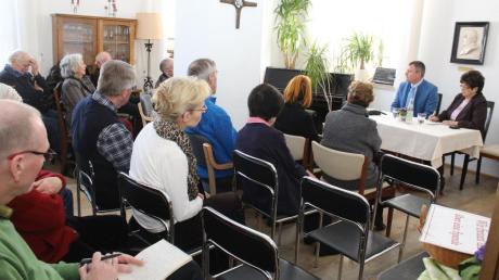 Beim Generationengespräch im Mehrgenerationenhaus Bad Wörishofen beantwortete Bürgermeister Paul Gruschka Fragen der Zuhörer. 