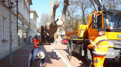 Schwerstarbeit gestern in der Kneippstraße: Der Bauhof transportierte die ersten Skulpturen von Josef Lang an ihre Bestimmungsorte. Der „Sternenpflücker“ reckt sich vor dem Sebastianeum. 