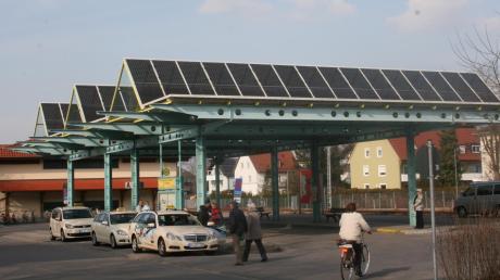 Die Fotovoltaikanlage auf dem Dach des Bad Wörishofer Busbahnhofs ist nur eine von vielen in der Stadt. Mittlerweile liefern fast 450 Anlagen Strom aus Sonnenenergie. Auch im Strommix der Stadtwerke sind die erneuerbaren Energien stark vertreten. 