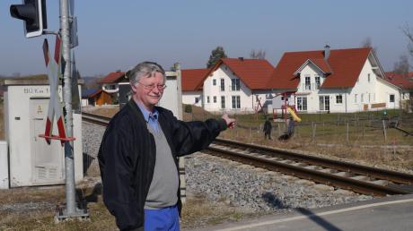 Im Zuge der Elektrifizierung der Bahnstrecke München-Lindau wird, wie Bürgermeister Anton Schwele infomierte, auch der beschrankte Bahnübergang am Kirchdorfer Weg in Rammingen beseitigt und durch eine Unterführung in der Nähe des Bahnhalts ersetzt. 
