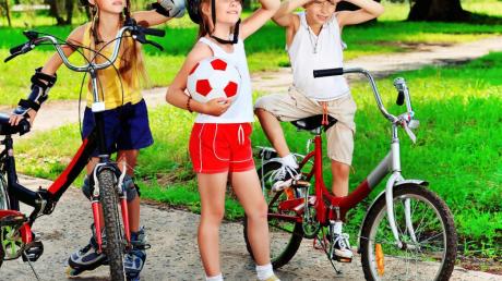 Mit dem Fahrrad in den Ferühling starten können die Kinder nachdem sie den entsprechenden Kurs beim Ferienprogramm belegt haben. 
